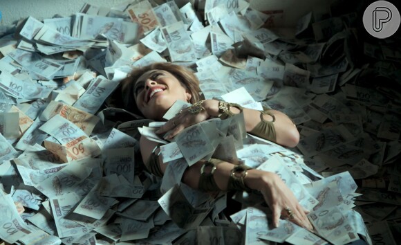A cena em que Bibi (Juliana Paes) aparece em uma banheira de dinheiro repercutiu nas redes sociais