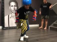 Neymar ensina o filho, Davi Lucca, a andar de skate na sala de casa em Barcelona