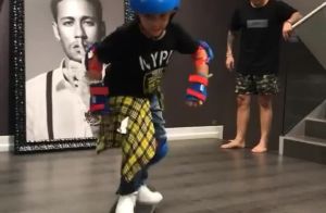 Neymar ensina o filho, Davi Lucca, a andar de skate na sala de casa em Barcelona