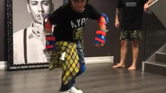 Neymar ensina o filho, Davi Lucca, a andar de skate na sala de casa em Barcelona