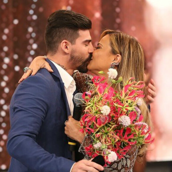 Viviane Araujo e Radamés Martins ficaram noivos em 2015. Jogador de futebol a surpreendeu com pedido de casamento no programa 'Domingão do Faustão'