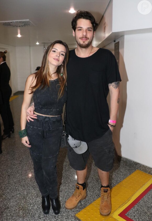 Giovanna Lancellotti e o namorado, Gian Luca Ewbank, ornaram looks para ir ao show do O Rappa, nesta quarta-feira, 6 de setembro de 2017