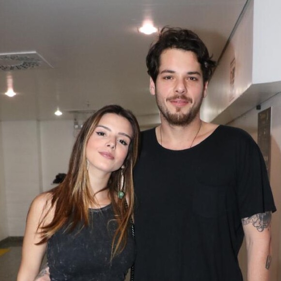 Giovanna Lancellotti e o namorado, Gian Luca Ewbank, ornaram looks para ir ao show do O Rappa, nesta quarta-feira, 6 de setembro de 2017