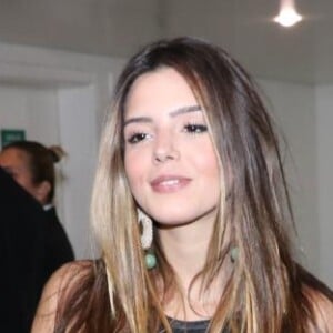 Giovanna Lancellotti ornou o look all black com botas de salto