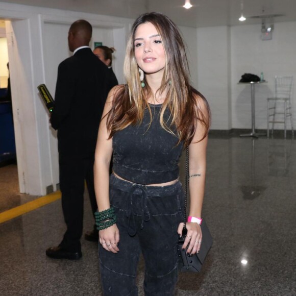 Giovanna Lancellotti ornou o look all black com botas de salto