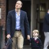 Príncipe William carregou a mochila do pequeno George no caminho da escola nesta quinta-feira, 7 de setembro de 2017
