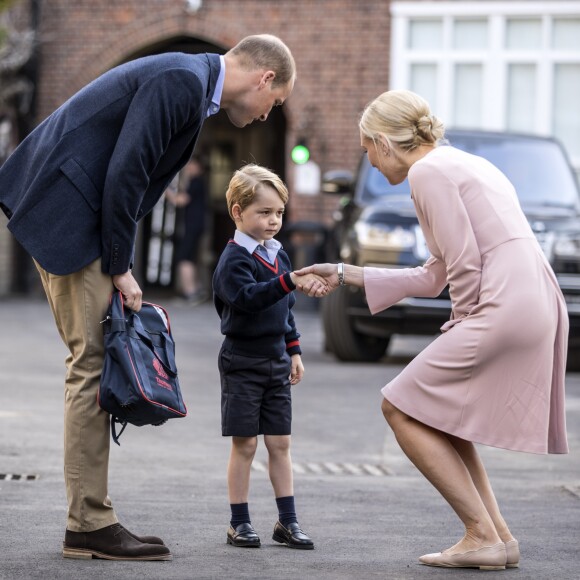 Ao chegar à escola, príncipe George comprimentou a diretora da instituição, Helen Haslem