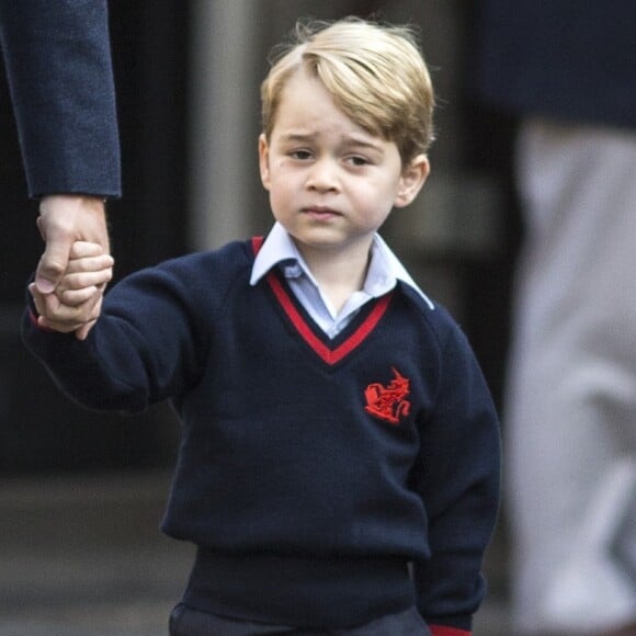 Ao lado do pai, William, e sem a companhia da mãe, Kate Middleton, George foi à escola Thomas's Battersea, no bairro de mesmo nome, na região sul de Londres, nesta quinta-feira, 7 de setembro de 2017