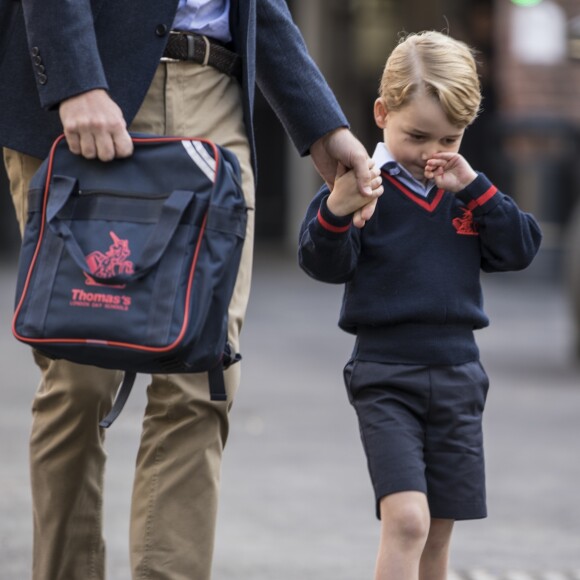Já as peças dos uniformes de príncipe George, juntas, podem custar R$ 1,5 mil