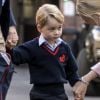 Príncipe George foi recebido pela diretora da escola Thomas's Battersea, Helen Haslem, nesta quinta-feira, 7 de setembro de 2017