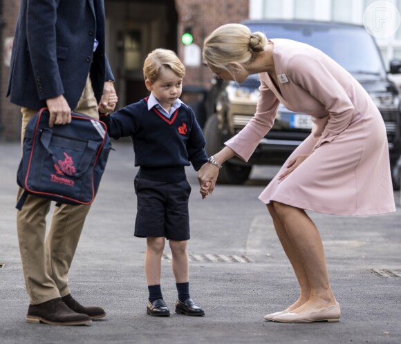 Príncipe George foi recebido pela diretora da escola Thomas's Battersea, Helen Haslem, nesta quinta-feira, 7 de setembro de 2017