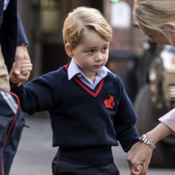 Príncipe George foi recebido pela diretora da escola Thomas's Battersea, Helen Haslem, nesta quinta-feira, 7 de setembro de 2017