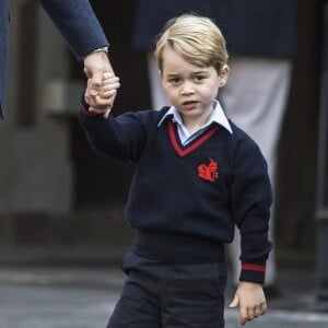 Príncipe George exibiu o uniforme com suéter e bermudas ao ir ao primeiro dia de aula na escola nesta quinta-feira, 7 de setembro de 2017