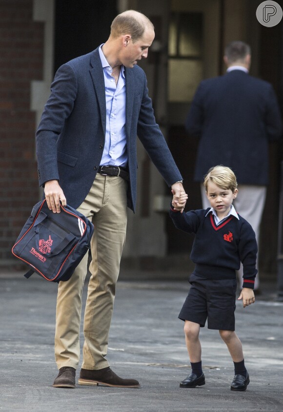 Príncipe George exibiu o uniforme com suéter e bermudas ao ir ao primeiro dia de aula na escola nesta quinta-feira, 7 de setembro de 2017