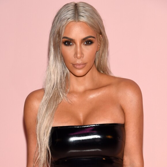 Barriga de aluguel de Kim Kardashian está grávida de uma menina
