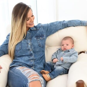 Andressa Suita e Gabriel combinaram looks jeans na comemoração de dois meses do pequeno