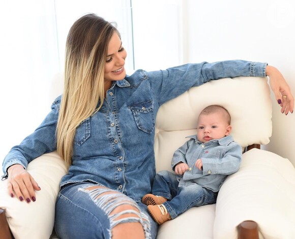 Andressa Suita e Gabriel combinaram looks jeans na comemoração de dois meses do pequeno