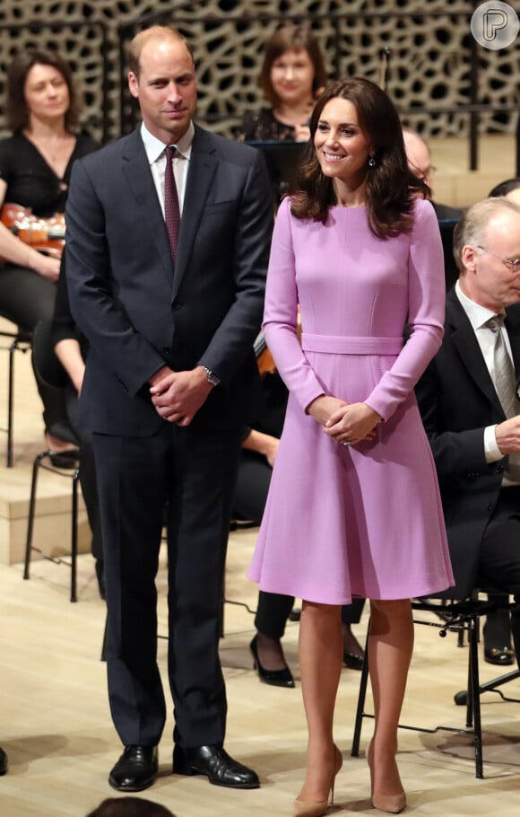 Kate Middleton é ícone fashion com seus looks elegantes usados em eventos oficiais