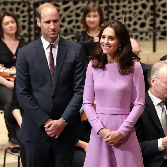 Kate Middleton é ícone fashion com seus looks elegantes usados em eventos oficiais