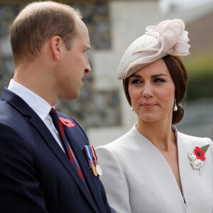 'Infelizmente, a duquesa de Cambridge ainda não está bem e não poderá conduzir o príncipe George no seu primeiro dia de colégio', dizia um comunicado oficial