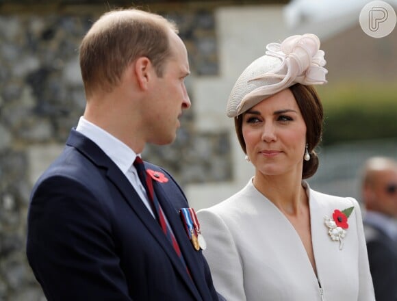 'Infelizmente, a duquesa de Cambridge ainda não está bem e não poderá conduzir o príncipe George no seu primeiro dia de colégio', dizia um comunicado oficial