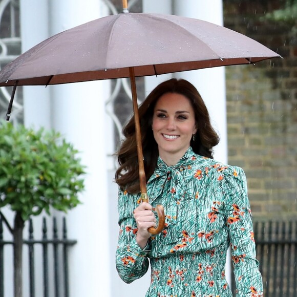 Kate Middleton sofre de hiperêmese gravídica, cujos sintomas incluem náuseas intensas e sensação de desmaio ou tontura ao ficar de pé