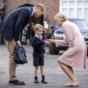 Príncipe George foi recebido pela diretora da escola Thomas's Battersea, Helen Haslem, nesta quinta-feira, 7 de setembro de 2017 