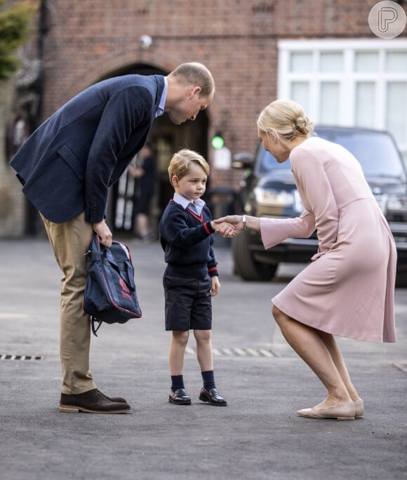 Príncipe George foi recebido pela diretora da escola Thomas's Battersea, Helen Haslem, nesta quinta-feira, 7 de setembro de 2017 