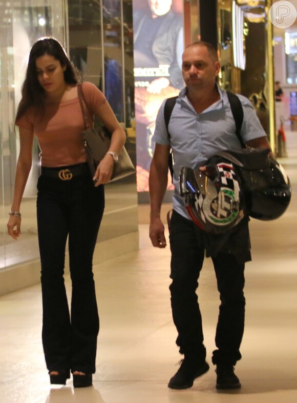 Mayla, irmã da ex-BBB Emilly, caminhou em shopping com o pai, Volnei, na noite de quarta-feira, 6 de setembro 2017