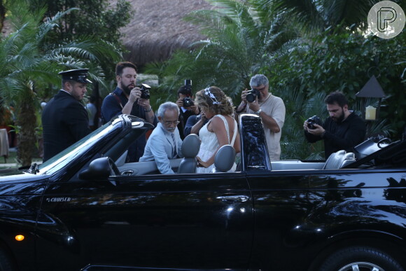 Maíra Charken deixa o carro com o pai para seu casamento com Renato Antunes