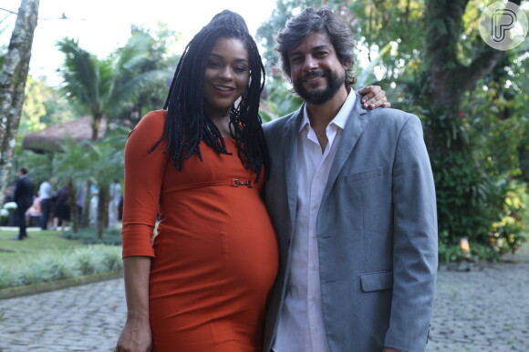 Grávida de Yolanda, Juliana Alves foi com o marido, Ernani Nunes, no casamento de Maíra Charken
