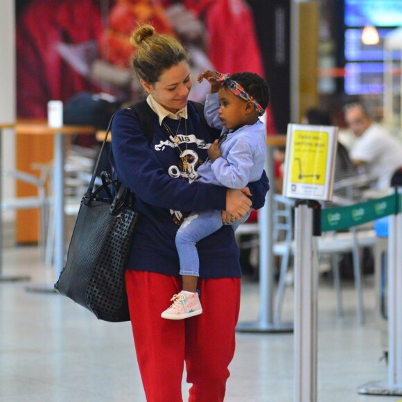 Leandra Leal sorri enquanto brinca com a filha, Julia, de 3 anos