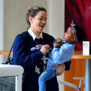Leandra Leal brinca com a filha, Julia, cheia de estilo, em aeroporto no Rio nesta quinta-feira, dia 07 de setembro de 2017