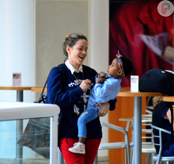 Leandra Leal brinca com a filha, Julia, cheia de estilo, em aeroporto no Rio nesta quinta-feira, dia 07 de setembro de 2017