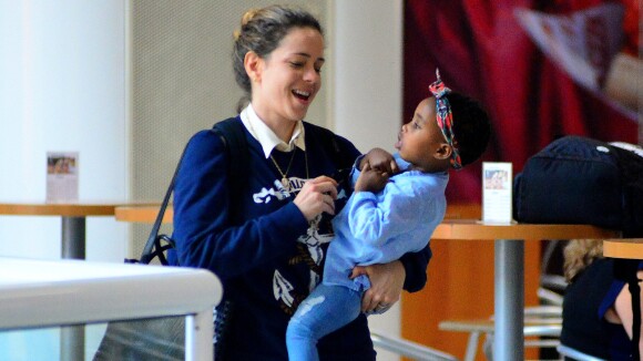 Leandra Leal brinca com a filha, Julia, cheia de estilo, em aeroporto. Fotos!