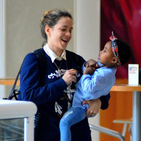 Leandra Leal brinca com a filha, Julia, cheia de estilo, em aeroporto no Rio nesta quinta-feira, dia 07 de setembro de 2017