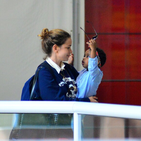 Julia tira o óculos de sol e arranca um sorriso da mãe, Leandra Leal