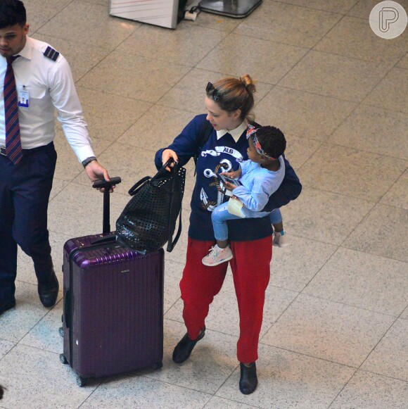 Leandra Leal ganha ajuda de funcionário ao embarcar com a filha, Júlia, e sua bagagem