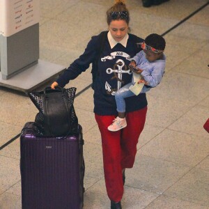 Leandra Leal chega ao aeroporto com a filha, Julia