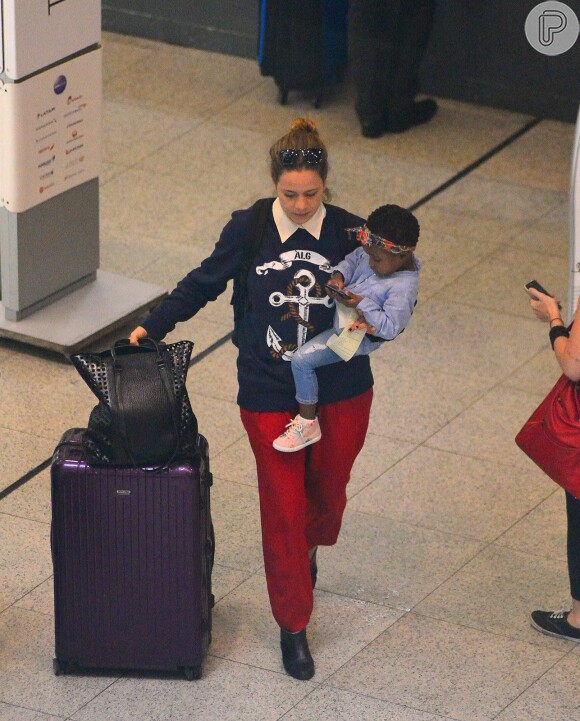 Leandra Leal chega ao aeroporto com a filha, Julia