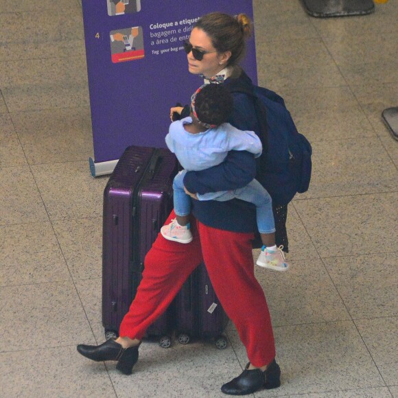 Leandra Leal embarca com a filha, Julia, de 3 anos