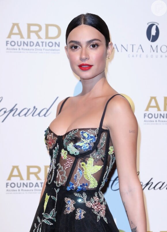 A atriz Thaila Ayala optou por maquiagem leve com batom vermelho para o evento de gala beneficente promovido pela Fundação Alcides e Rosaura Diniz (ARD), em Nova York, nos Estados Unidos, nesta quinta-feira, 7 de setembro de 2017