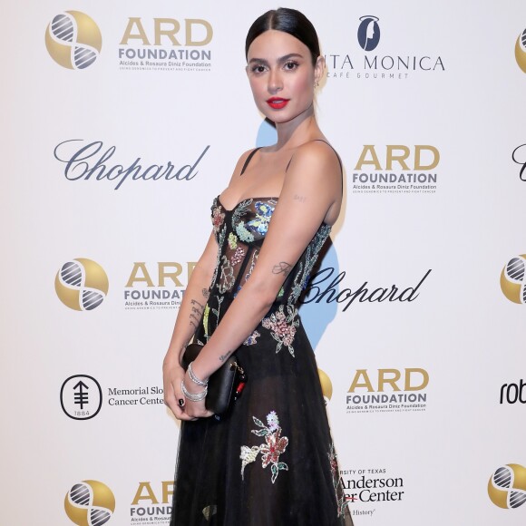 O vestido Fabiana Milazzo de Thaila Ayala contava com transparência caprichada e bordados