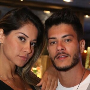 Arthur Aguiar e a noiva, Mayra Cardi, também foram ao Bar de Lisboa, no Leblon, na Zona Sul do Rio de Janeiro, prestigiarem Walcyr Carrasco