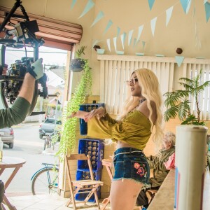 Clipe de Pabllo Vittar contém ação publicitária do Ministério da Saúde para incentivar o uso de camisinha