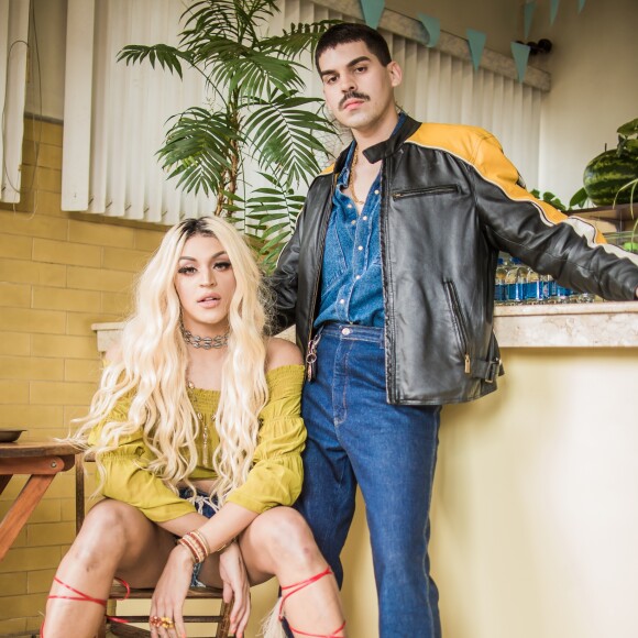 Pabllo Vittar contracena com Mateus Carrilho, da Banda Uó, no clipe 'Corpo Sensual'