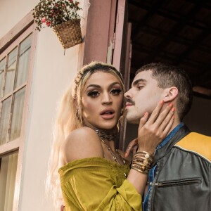Pabllo Vittar e Mateus Carrilho interpretaram 'Corpo Sensual' num bar da cidade