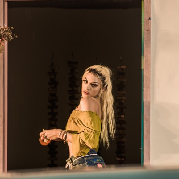 Pabllo Vittar sensualizou em clipe com Mateus Carrilho, da Banda Uó
