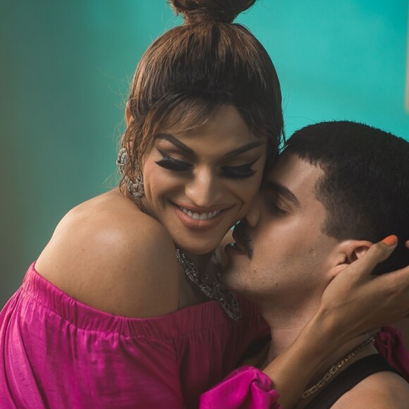 O novo clipe de Pabllo Vittar traz a participação de Mateus Carrilho, da Banda Uó
