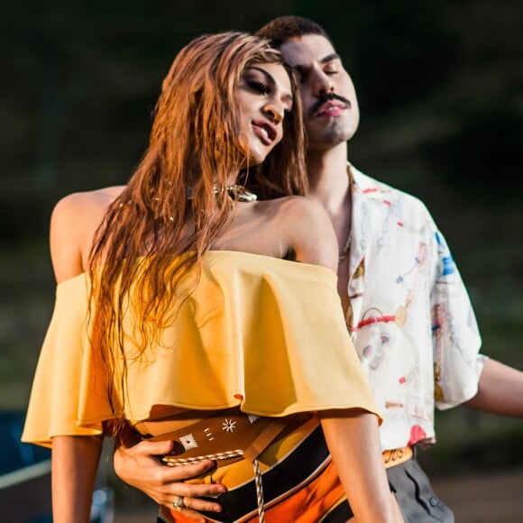 Pabllo Vittar protagonizou cenas quentes com Mateus Carrilho no clipe 'Corpo Sensual'